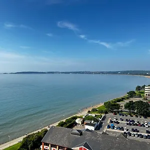 Apartment Stunning Ocean & View, Swansea